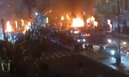 Padėtis įkaitusi iki raudonumo. „Mes jiems labai stipriai smogsime.“ Šalyje blokuojamas internetas (Video) 