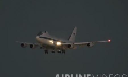 Paslaptingi manevrai prikaustė pasaulį. Štai kur pastebėtas „Paskutiniojo teismo dienos lėktuvas“ (Video)