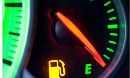 Daugelis vairuotojų tik dabar sužino, kiek km automobilis iš tikrųjų dar gali nuvažiuoti užsidegus degalų lemputei