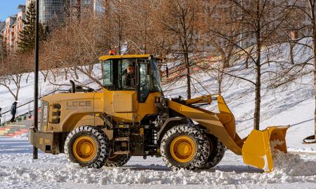 Amžinas vairuotojų klausimas: kodėl sniego valytuvai visada važiuoja kitoje pusėje?