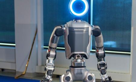 Gamyklose keičia žmones. „Jau užsakyta dešimtys tūkstančių“ (VIDEO)