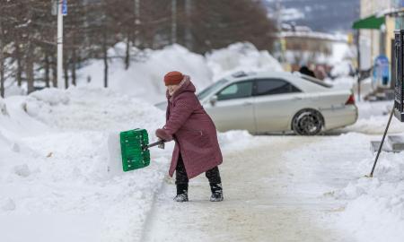 Pabarstykite tai ant grindinio. Veikia geriau nei druska, greitai tirpdo ledą
