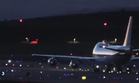 Žiūrėkite, kol neištrynė: Kyla „Pasaulio pabaigos lėktuvas“ (Video)