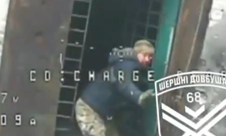 Pavojingi panikuojančio žmogaus žingsniai. Ką spėjo nuveikti nuo drono bėgantis rusas (Video)