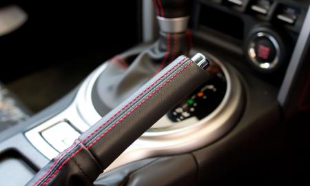 Jei dabar užtrauksite rankinį stabdį, ryte negalėsite užvesti. Ar tai faktas, ar mitas?