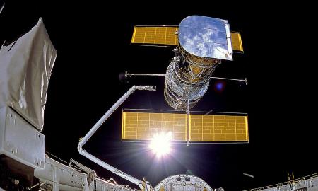 Pažvelkite į dangų. Hablo kosminis teleskopas gali nukristi į Žemę  