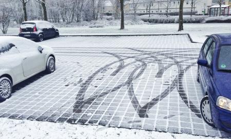 Mano kaimynas nuvalė sniegą nuo savo vietos. Ar galiu ten pastatyti savo automobilį?