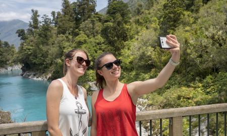 Jūsų išmanusis telefonas jus sendina: kraupi tiesa apie „asmenukių veidą“, kurios nežinojote