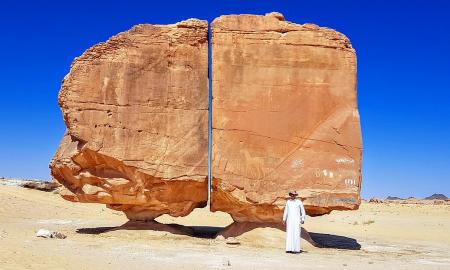 Milžiniška uola, tobulai perskelta lyg lazeriu. Ji nepaiso gamtos dėsnių
