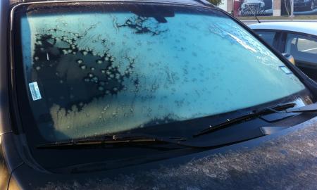 Priekinio stiklo plovimo skystis užšalo po šalčių? Tik nedarykite to!