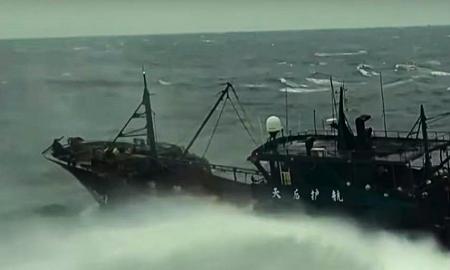 Tūkstančių laivų „siena“ jūroje. Jie daro kažką sunkiai suvokiamo (Foto, Video)