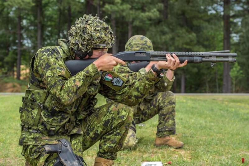 Kanados kareivis šaudo iš M500 šautuvo