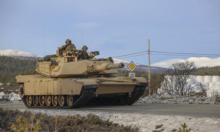 Jie ką tik tyliai atgabeno „Abrams“ ir „Bradley“. Armada auga kasdien. JAV ruošiasi karui?