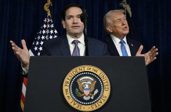 JAV valstybės sekretorius Marco Rubio ir JAV prezidentas Donaldas Trumpas spaudos konferencijoje po karinių veiksmų Venesueloje, 2026 m. sausio 3 d.