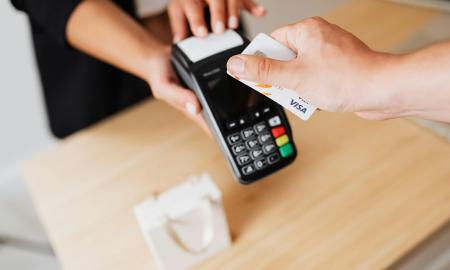 Būkite atsargūs mokėdami kortele. Užtrunka tik akimirką – ir sumokėsite 10 kartų didesnę sumą