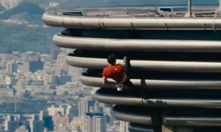 90 minučių tarp gyvenimo ir mirties: laisvasis solo alpinistas metė iššūkį dangoraižiui milžinui! (Video)