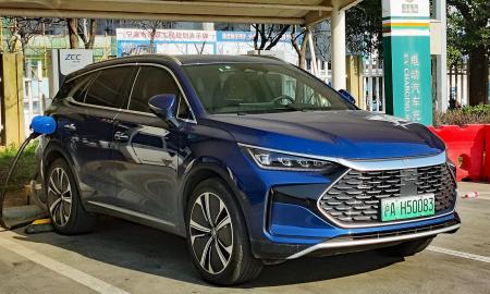 Vakarai gali „pakuotis“: baisūs skaičiai iš Kinijos gamyklų sukrėtė automobilių gigantus