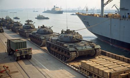 Laivai, pilni ginklų. Niekas nežino, kam juos siunčia