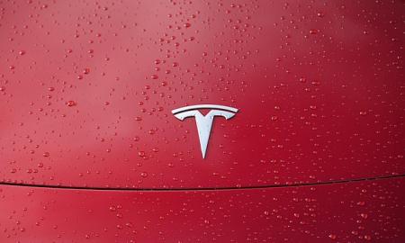 „Tesla“ atsisako modelių, kurie ją išgarsino. Automobiliai lieka praeityje. Muskas keičia kryptį