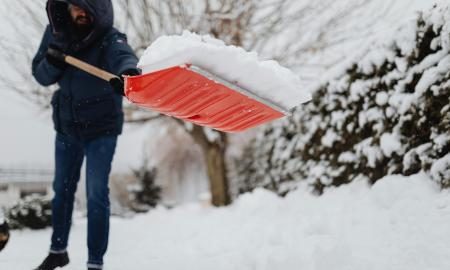 Pabarstykite juo vietoj druskos. Ledas akimirksniu ištirps