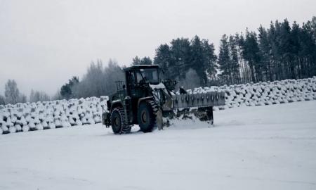 Padidėjęs karinis judėjimas netoli sienos su Rusija. Lenkija blokuoja didžiule užtvara. „Per kelias valandas...“ (Video)