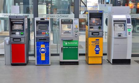 Apsaugos priemonė ar košmaras? Tikroji priežastis, kodėl bankomatai „praryja“ korteles