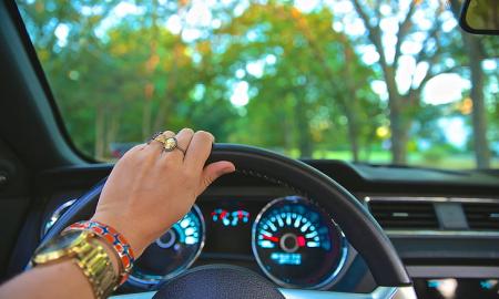 Tai labiausiai erzina naujų automobilių vairuotojus. 60 % paspaudžia „išjungti“