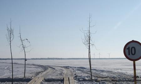 Baltijos jūra užšalusi. Jie atveria kelią per jūrą. Šalia Lietuvos (VIDEO)