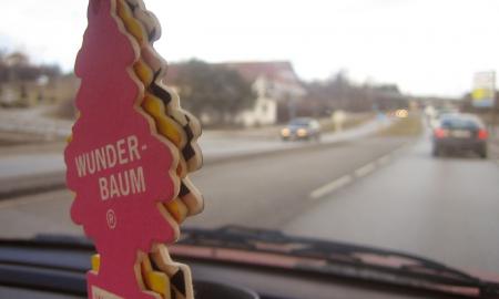 Bauda už kvapnų medį automobilyje. Vairuotojai negali tuo patikėti