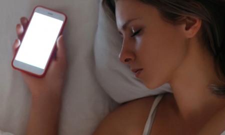 Telefonas po pagalve: lėto veikimo bomba jūsų sveikatai