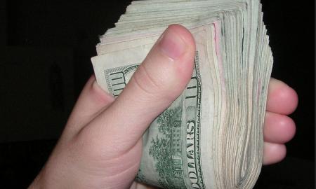 Niekas nesitikėjo, kuo tai baigsis: šeima įstrigo tualete, o dabar džiaugiasi tūkstantine kompensacija