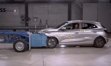 Norite išgyventi automobilio avariją? Ekspertai pataria: stipriau spauskite akceleratoriaus pedalą