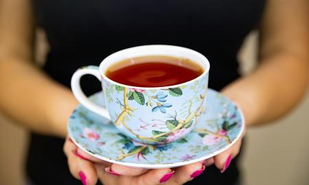 „Jūs geriate apipurkštas atliekas.“ Laboratorija ištyrė populiarias arbatas iš „Lidl“ ir vaistinių: rastas ES uždraustas nuodas