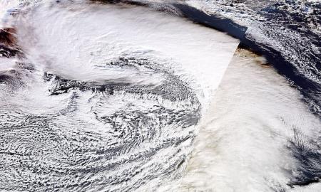 „Nils“ nutraukė grandines. Skelbiamas aukščiausias pavojus. 160 km/val. vėjas plėš stogus lyg popierių (Foto)
