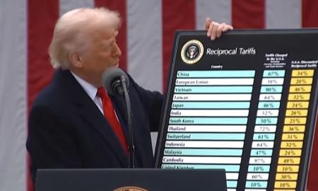 Istorinis nuosprendis JAV: Trumpas viršijo įgaliojimus, tarifų karas stabdomas (Video)