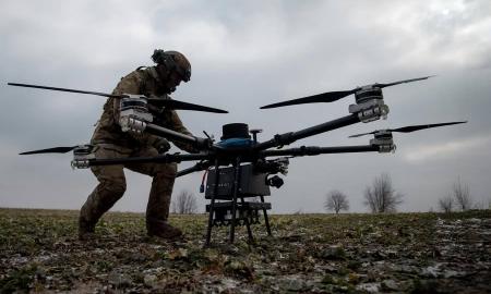 Jie kirto kaip kūjis. Atskleidė kaip Ukrainos kareiviai kovoja su šviesolaidiniais dronais