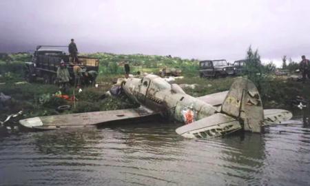 Pilna nuolaužų. Rusijoje rasta amerikiečių „Airacobra“ su pilotu viduje. Kas vyksta? (FOTO)