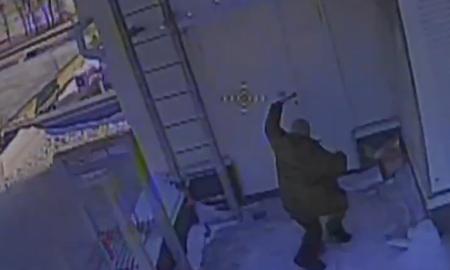 Kai turi tokių draugų, priešų nereikia. Kas nutiko rusui ant stogo (Video)