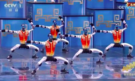 Turite tai pamatyti patys! Kinai stebina pasaulį. Robotai užvaldo sceną (VIDEO)