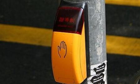 Šis mygtukas prie šviesoforo turi paslėptą funkciją. Nedaugelis žmonių žino, ką jis daro (Foto)