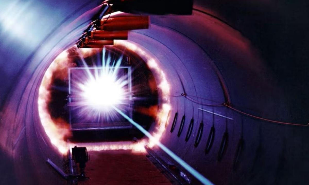 Karas danguje ką tik tapo pigesnis. Kol viena raketa kainuoja milijonus, šis lazerio šūvis kainuoja mažiau nei jūsų kava (Video)