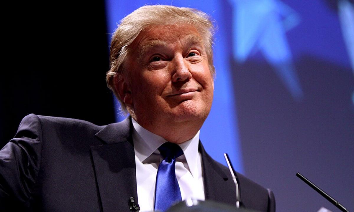 Trumpas galutinai prisidirbo. Pasaulinė gigantė padavė į teismą. Paskui ją pasipils ir kiti