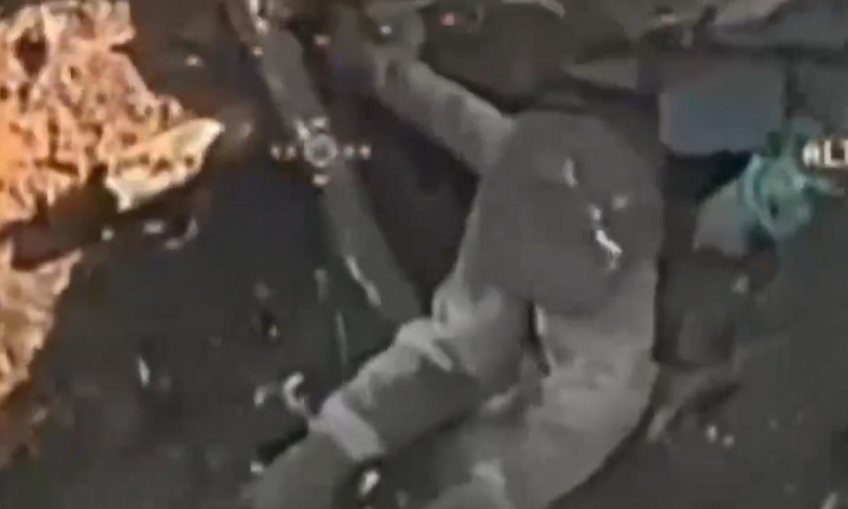 Rusas šiek tiek įstrigo, bet ukrainiečių dronas atvyko į pagalbą (Video)