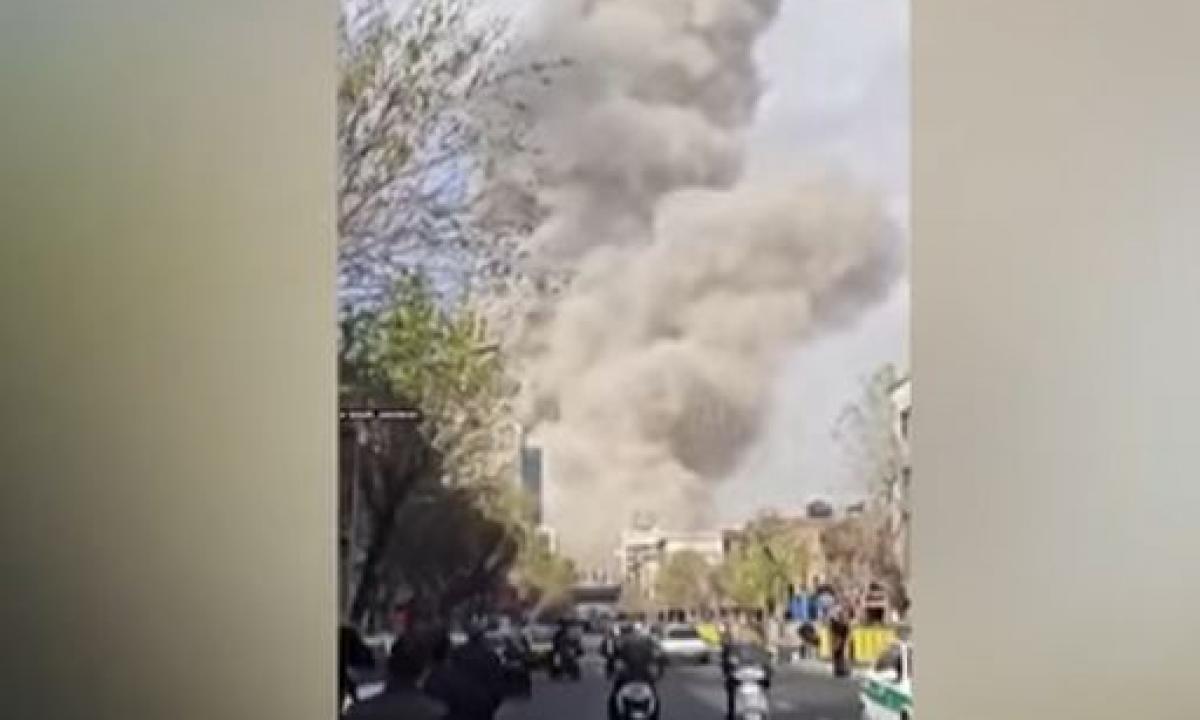 Atvira ugnis: Irano balistinės raketos rėžėsi į JAV laivyno bazę (Video)