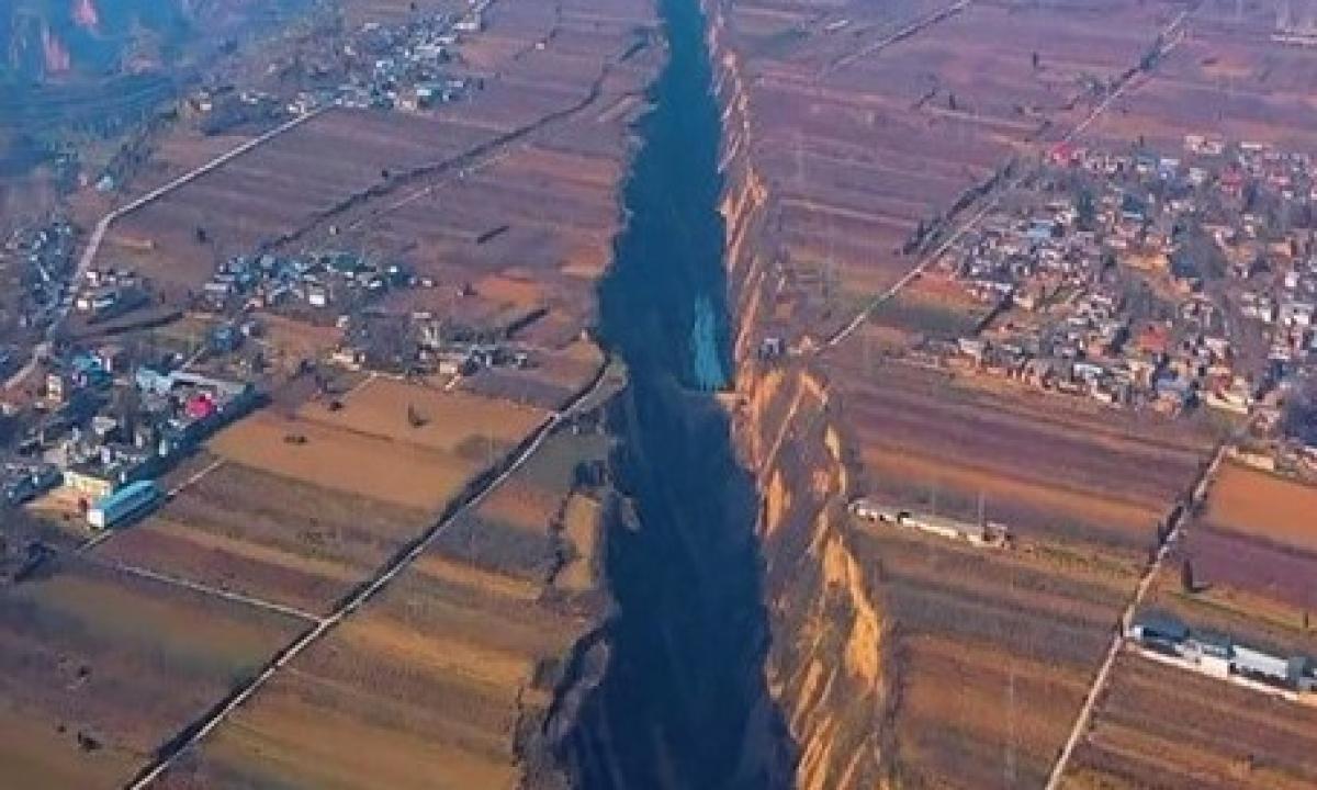 Jis driekiasi kilometrus. Kinija plėšiama per pusę (Video)