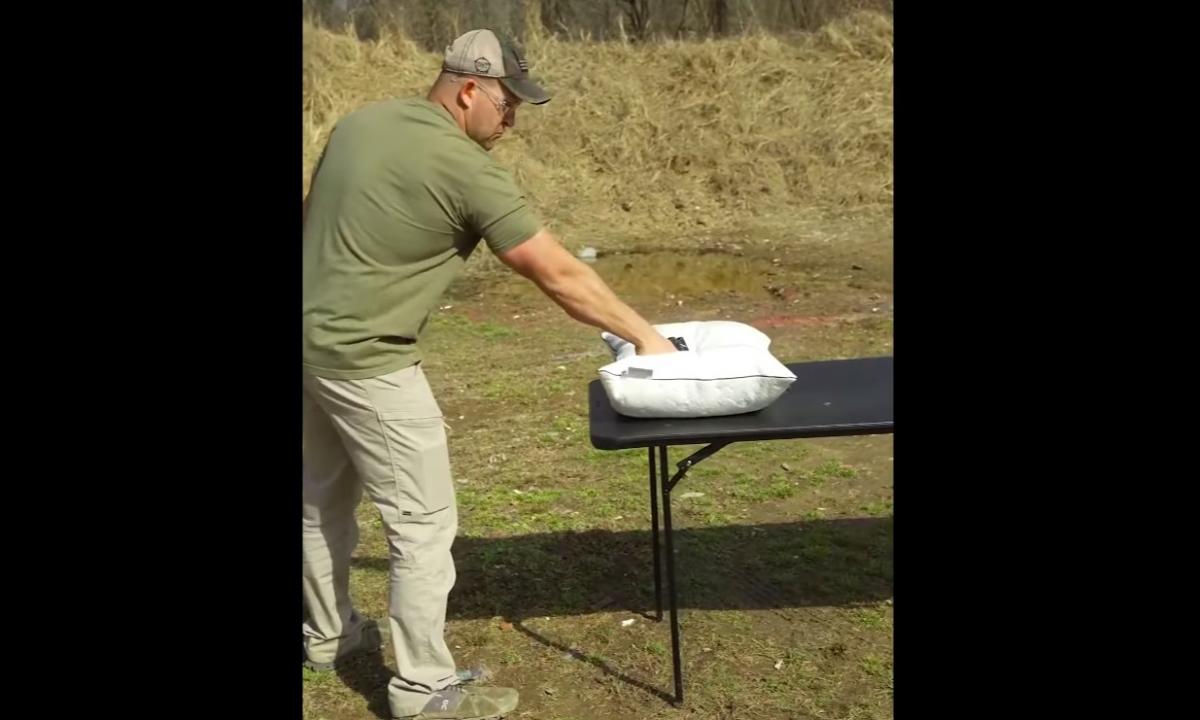 Išbandė Holivudo mitą apie pagalvę kaip duslintuvą. Rezultatas šokiravo net jį patį! (VIDEO)