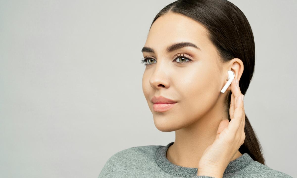 „Tai tas pats, kas užsidėti mikrobangų krosnelę ant galvos...“ – ekspertas paaiškina, kaip belaidės ausinės veikia smegenis