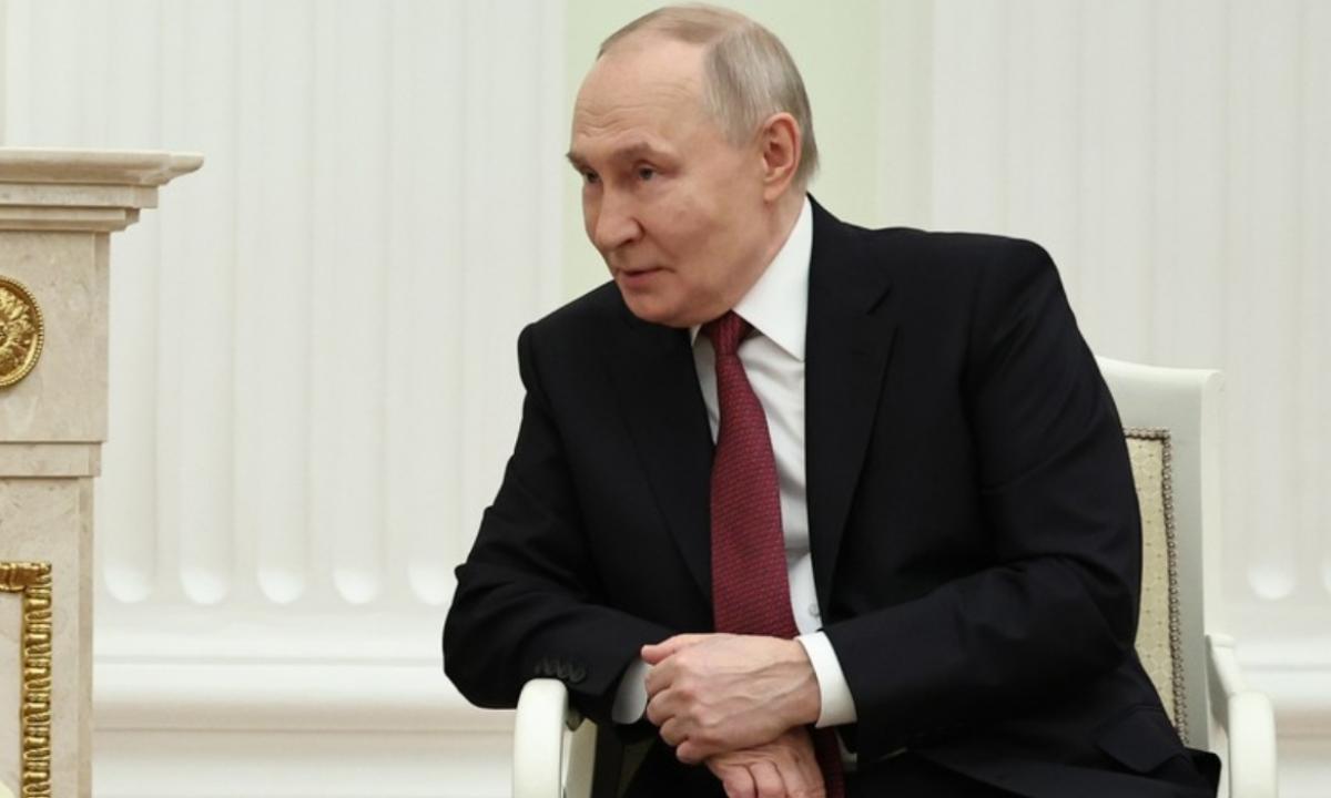 Pasimetęs Putinas pradeda nesąmonių kampaniją. Labai keistas elgesys