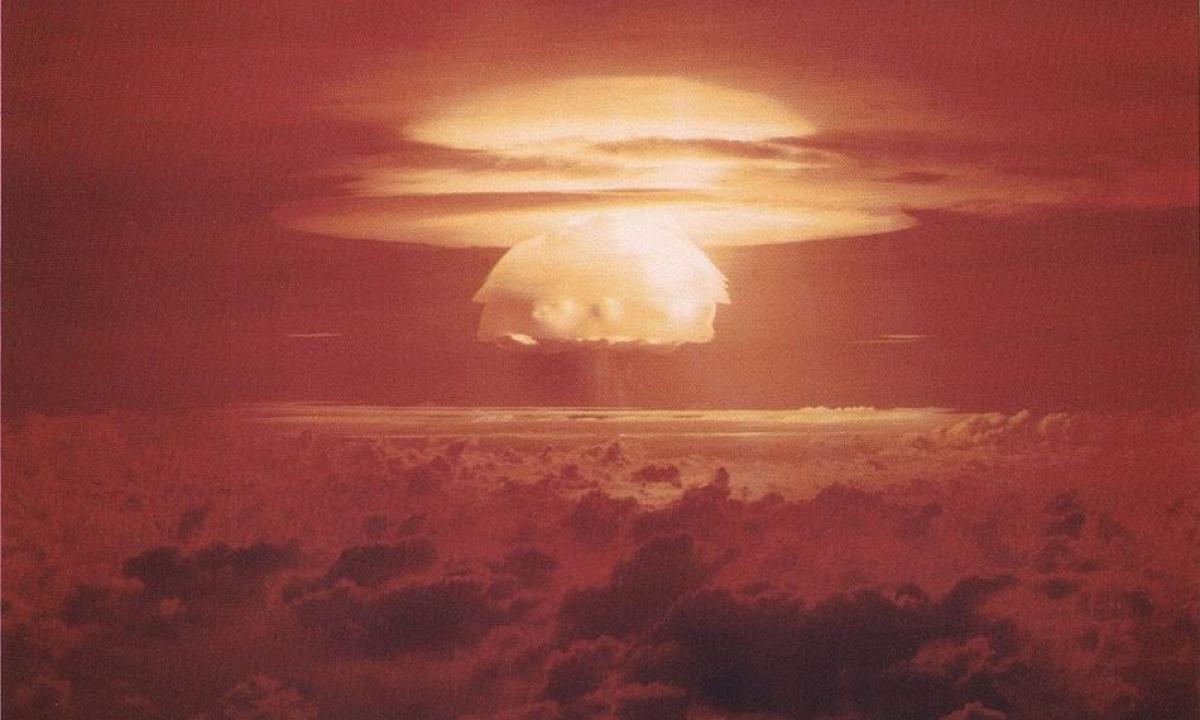 Medvedevas: Trumpo „beprotybė“ veda tiesiai į III pasaulinį karą 