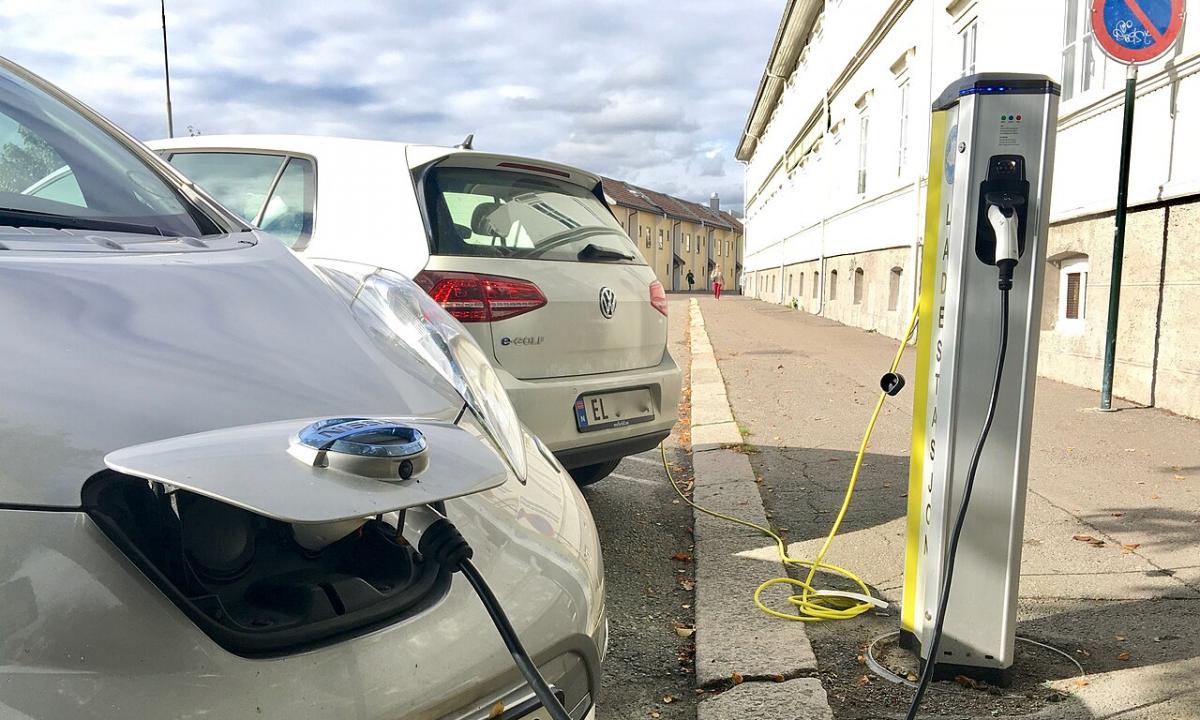 3 metai ir viskas? VDV automobiliai triuškina elektromobilius. Kas dedasi?